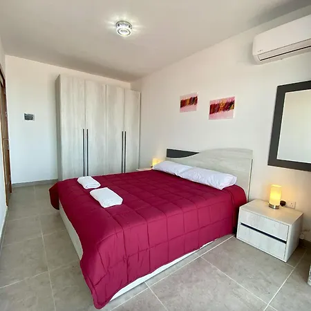F1 1 Lovely Room, Bathroom And Living Shared